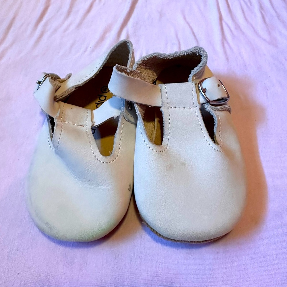 Used baby shoes- Piper Finn- Dove - T-Strap Mary Jane - Soft Sole × 1
Size 4